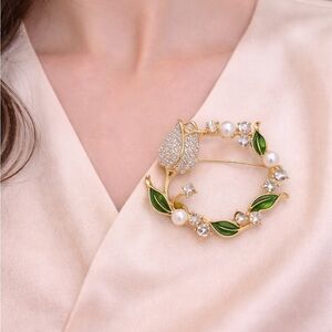Tulip Floral Wreath Pearl Gold Brooch
